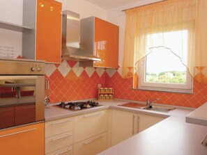 Kühlschrank, Mikrowelle, Ofen, Kochgeschirr/Geschirr/Besteck