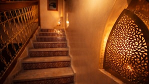 Eine Treppe mit aufwendiger Balustrade und dekorativer Wandverkleidung.