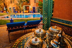 A poolside area with lounge chairs and a buffet setup. - Riad 16 Dar and Pool (Marrakech)