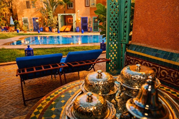 حمّام سباحة خارجي