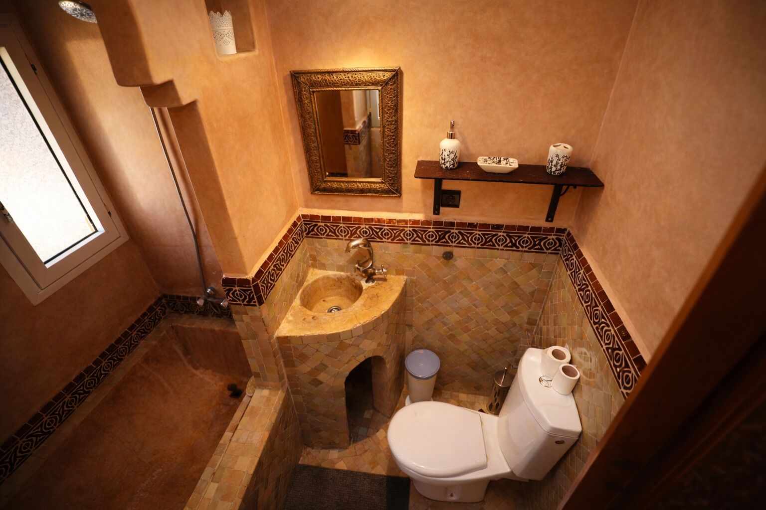 Un bany amb un lavabo, vàter i mirall.