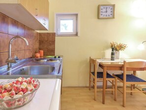 Fridge, cookware/dishes/utensils - Apartment 722 by Interhome (Medulin)