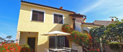 تناول الطعام بالخارج