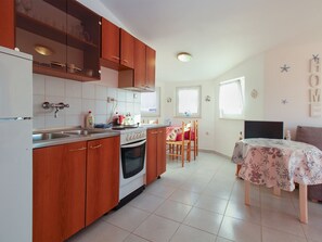 Fridge, oven, cookware/dishes/utensils - Apartment 1236 by Interhome (Medulin/Ližnjan)