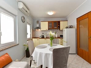 Fridge, oven, cookware/dishes/utensils - Apartment 1230 by Interhome (Pula)