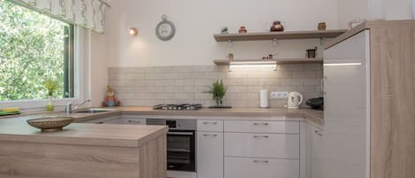 Fridge, microwave, oven, cookware/dishes/utensils
