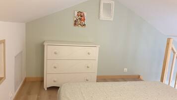 Iron/ironing board, internet, bed sheets