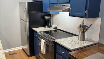 雪櫃、微波爐、焗爐、爐具