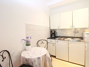 Fridge, cookware/dishes/utensils - Apartment 1387 by Interhome (Fažana)