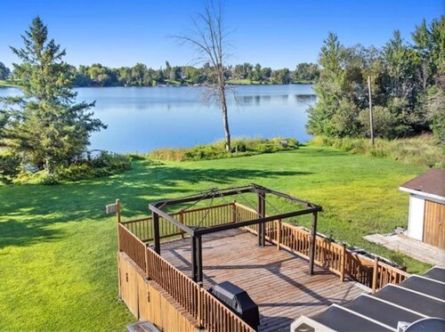 Charming Waterfront Cottage –  Fully Equipped Kitchen & Fast Wi-Fi