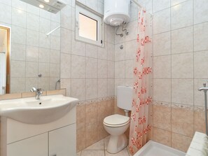 Bathroom - Apartment 1359 by Interhome (Fažana)