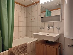 Een haardroger, handdoeken, zeep, toiletpapier