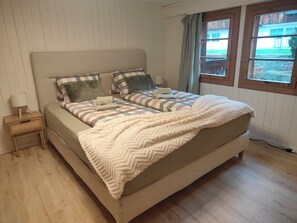 Een strijkplank/strijkijzer, wifi, beddengoed