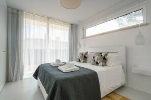 4 bedrooms, iron/ironing board, Internet, bed sheets - Villa dos Pinhos - Private Villa w/ Infinity Pool (Óbidos)