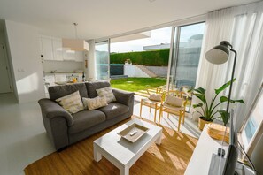 TV - Villa dos Pinhos - Private Villa w/ Infinity Pool (Óbidos)