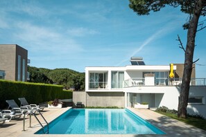 Outdoor pool, a heated pool - Villa dos Pinhos - Private Villa w/ Infinity Pool (Óbidos)