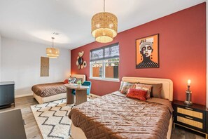 4 bedrooms, iron/ironing board, WiFi, bed sheets - TerracottaHut with Hot Tub and Gameroom near IAH Airport (Houston)