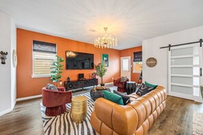 TV - TerracottaHut with Hot Tub and Gameroom near IAH Airport (Houston)