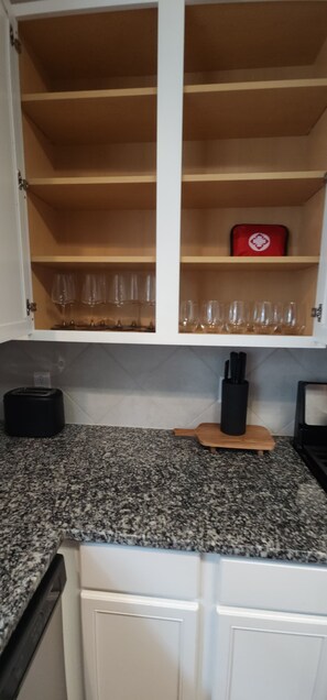Microwave, oven, stovetop, dishwasher - TerracottaHut with Hot Tub and Gameroom near IAH Airport (Houston)