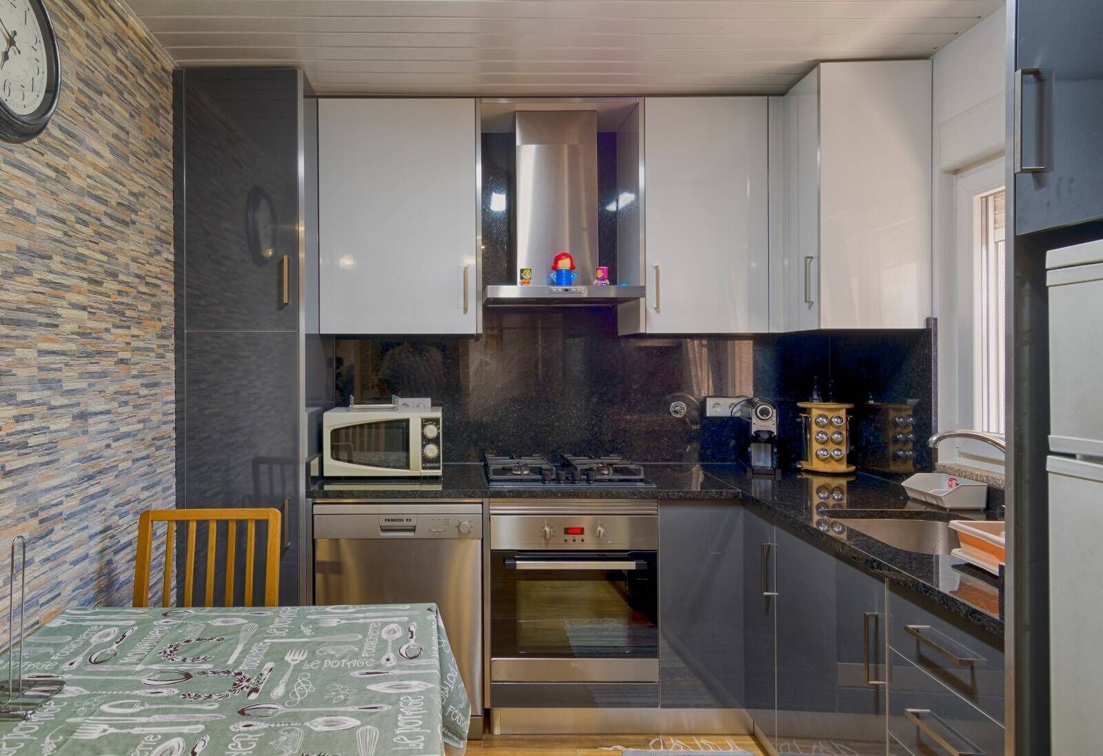 Réfrigérateur, micro-ondes, plaque de cuisson, lave-vaisselle