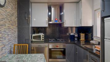 Réfrigérateur, micro-ondes, plaque de cuisson, lave-vaisselle