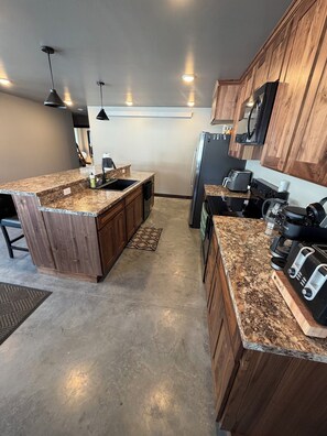 Jääkaappi, mikroaaltouuni, uuni, liesi