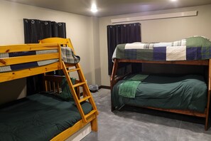 7 habitaciones, tabla de planchar con plancha y cuna de viaje