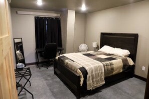 7 bedrooms, iron/ironing board, travel cot, free WiFi - Large NEW Home - Fraction of Cost - Prime Location (Bedford)