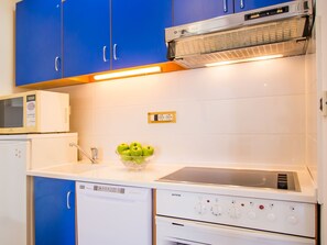 Fridge, microwave, oven, dishwasher - Apartment Zlatica by Interhome (Krk/Milohnići)