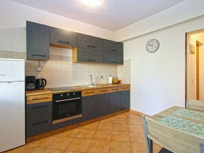 Fridge, oven, cookware/dishes/utensils - Apartment 1468 by Interhome (Fažana)