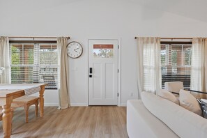 Smart TV - Cozy Coastal Cottage Minutes to Beach & Historic Downtown (St. Augustine)