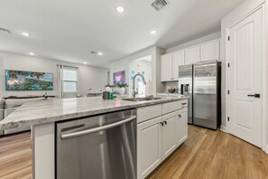 Fridge, microwave, oven, stovetop - New 5BR - Close To Disney - Private Pool (Kissimmee)