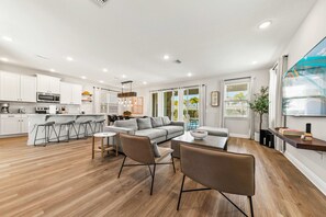 TV, ping pong - New 5BR - Close To Disney - Private Pool (Kissimmee)