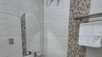 Phòng đôi Tiêu chuẩn | Phòng tắm | Buồng tắm vòi sen, khăn tắm, xà phòng, dầu gội