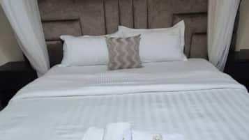 Bàn, khu vực làm việc phù hợp cho laptop