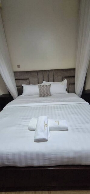 Bureau, espace de travail pour ordinateur portable, Wi-Fi gratuit