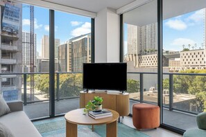 Smart TV - BRAND NEW 2beds 2baths prime location in Miami Worldcenter with L-shaped balcony (Miami)