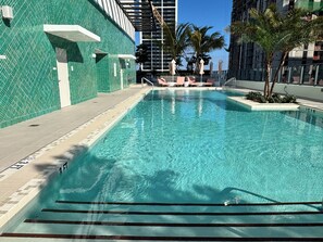 Outdoor pool - BRAND NEW 2beds 2baths prime location in Miami Worldcenter with L-shaped balcony (Miami)