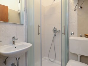 Bathroom - Apartment 105 by Interhome (Bokordici)