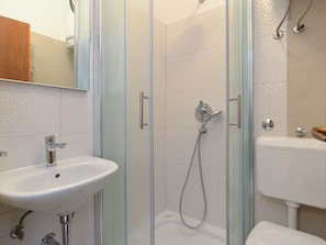 Bathroom - Apartment 105 by Interhome (Bokordici)