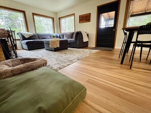 Smart TV, fireplace, books - The HouseWolf Hideaway ~ A Pup-Friendly, Mountain Cabin! (Black Hawk)