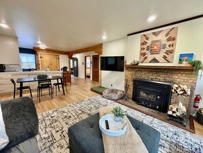 Smart TV, fireplace, books - The HouseWolf Hideaway ~ A Pup-Friendly, Mountain Cabin! (Black Hawk)
