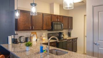 Geladeira, micro-ondas, fogão, cooktop