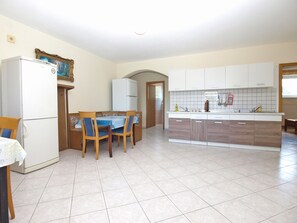 Fridge, oven, cookware/dishes/utensils - Apartment 1598 by Interhome (Fažana)