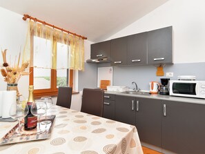 Fridge, microwave, oven, cookware/dishes/utensils - Apartment 1629 by Interhome (Pula)