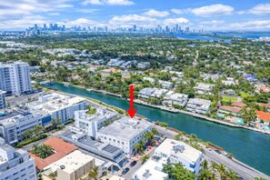 Aerial view - Beach Breeze Welcoming Miami Studio (Miami Beach)