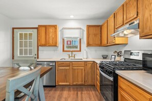 Microwave, oven, stovetop, dishwasher - Rosies: Luxury 3-Bed Bungalow Walkable to B-Line Trail, IU & Downtown (Bloomington)