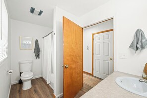 Hiustenkuivaaja, pyyhkeet, saippua, vessapaperi