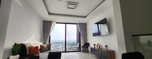 Smart TV - Luxury 1 Bedroom Penthouse near Palace Mall Labone (Accra)