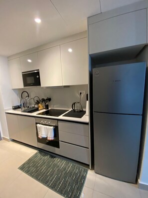 Refrigerador, microondas, horno y parrilla de estufa 